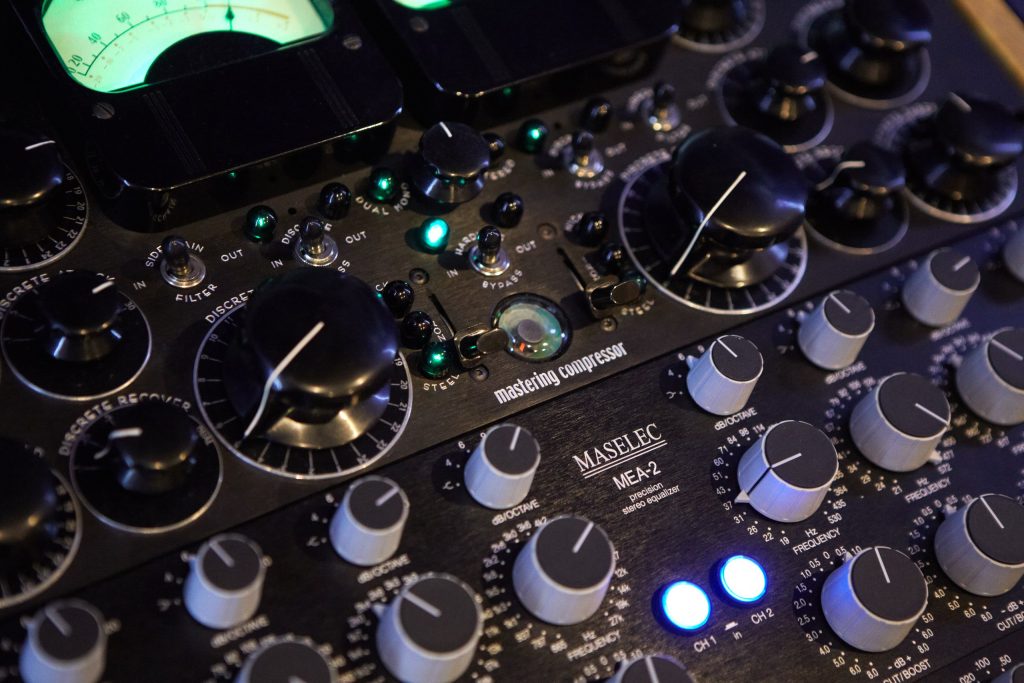 Оборудование для записи вокала в студии звукозаписи SoundRise