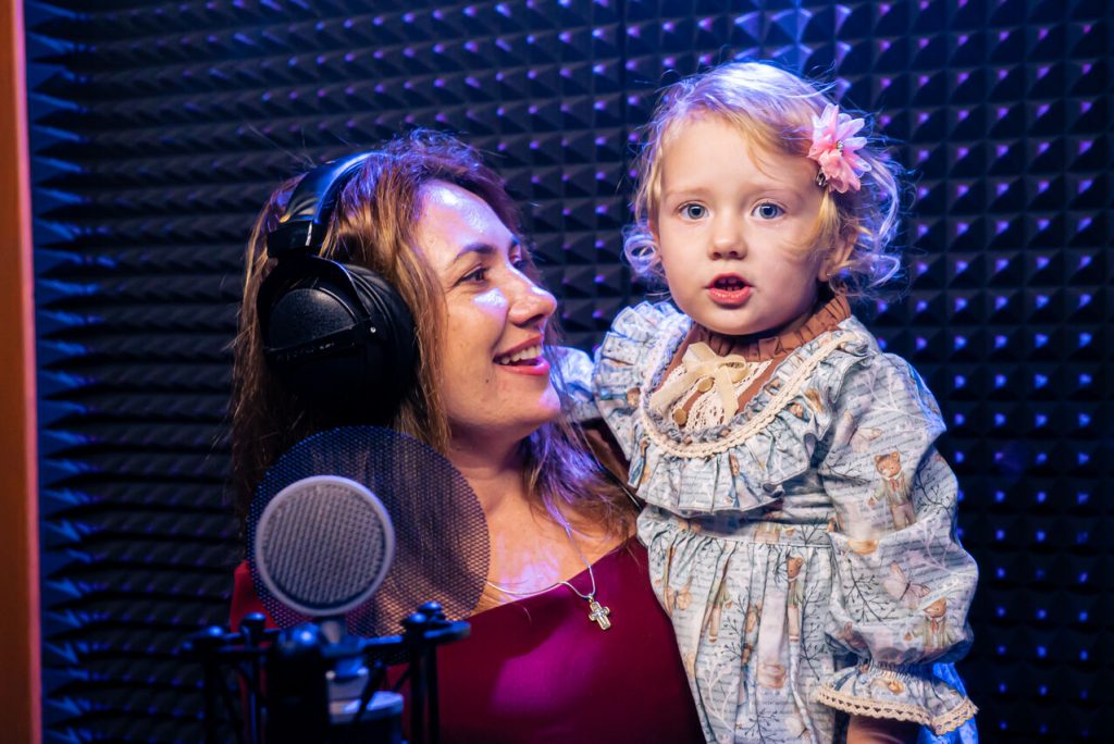 Женщина с ребенком в студии на записи песни по подарочному сертификату
