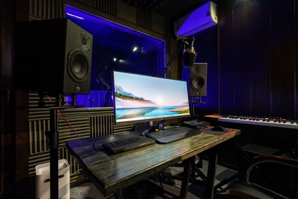 Аппаратная комната студии звукозаписи в Москве SoundRise