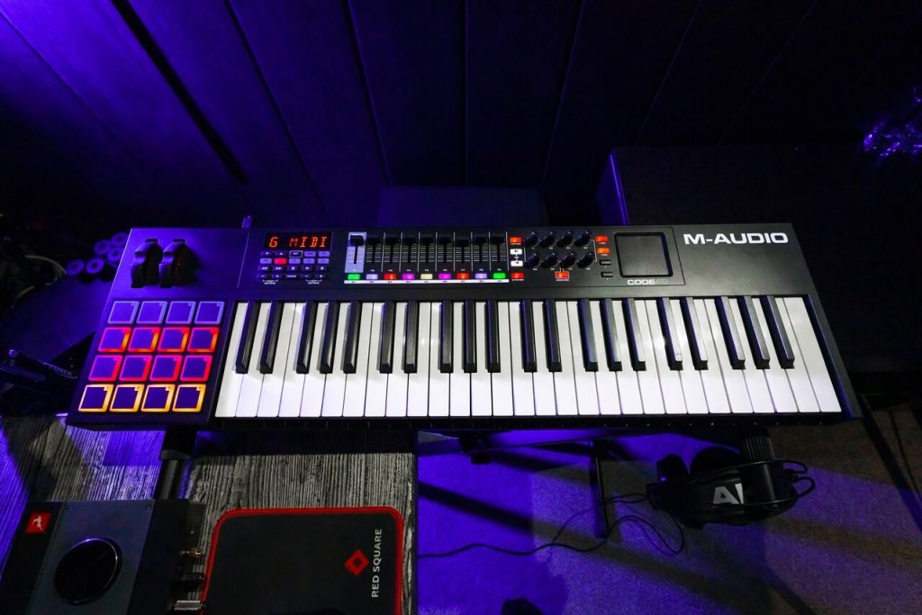 Миди клавиатура M-audio студии звукозаписи SoundRise